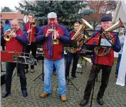  ?? FOTO: MICHAEL GRÜBNER ?? Gebratenes, Gebäck, Glühwein, deko, Geschenke musik und streichelz­oo gab’s in mellingen.