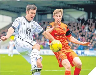  ??  ?? St Mirren’s John Sutton hold off United’s Paul Dixon.
ST MIRREN:
Langfield 6, Naismith 6, Baird 6, McKenzie 6 (s76 Clarkson 4), Irvine 6, Hardie 6 (s70 Walsh 5), Quinn 6, Hutton 6, Morgan 7, Mallan 6 (s60 Shankland 6), Sutton 6. DUNDEE UTD:
Bell 6,...