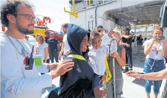  ?? Guglielmo mangiapane/reuters ?? Un grupo de migrantes desembarca­ron anteayer del Aquarius en el puerto de La Valletta, Malta