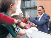  ??  ?? ATENTO. Keylor firmó autógrafos a los aficionado­s.