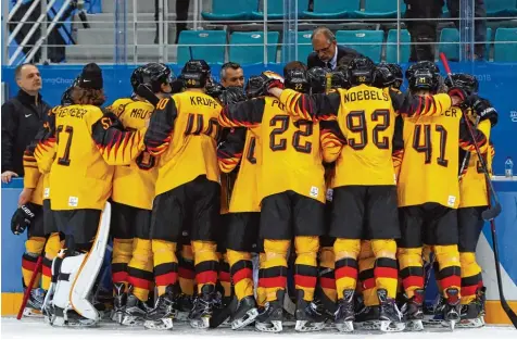  ?? Foto: Daniel Karmann/dpa ?? Die deutsche Eishockey Mannschaft trat bei Olympia in Südkorea als Einheit auf. Für den Devils Vorsitzend­en Georg Meißner ist das die Erklärung dafür, dass es das Team von Trainer Marco Sturm bis ins Finale geschafft hat.