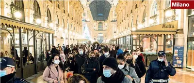  ?? (Ansa) ?? In coda Lunghe file, nella giornata di ieri, per entrare nei negozi sotto i portici di corso Vittorio Emanuele II. In Galleria, la polizia locale regola gli ingressi in base a un’ordinanza del sindaco Milano