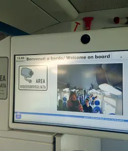  ??  ?? La videosorve­glianza A inizio anno tutti i treni regionali ad alta frequenza sono stati dotati di telecamere, ieri è entrato in funzione il nuovo sistema che permette, su ogni schermo, di vedere tutte le carrozze