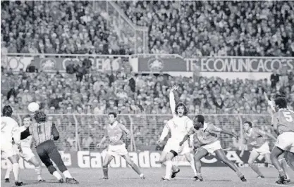  ?? ?? A 18 de abril de 1990, o Benfica afastou o Marselha da final da Champions graças ao golo de Vata com o braço.