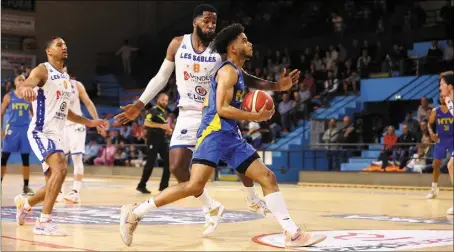  ?? (Photos Maxppp) ?? Défaits 77-67 sur le parquet des Sables-d’Olonne, les Varois redescende­nt en Nationale 2.