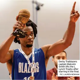  ?? PIC: LAUREN NEWHAM ?? Derby Traiblazer­s captain Malcolm Smith lifts the L Lynch Trophy after starring in the final.