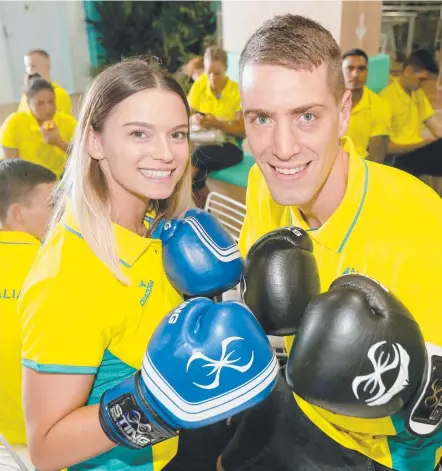  ?? Picture: MIKE BATTERHAM ?? Boxing team members Skye Nicolson and Jason Whateley at Gold Coast Airport yesterday.