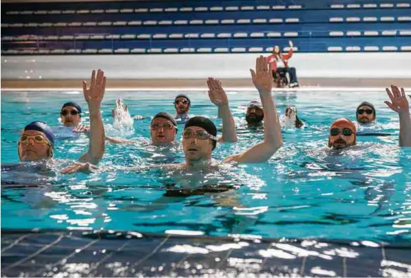  ?? Divulgação ?? No filme, grupo de homens de meia-idade forma uma equipe de nado sincroniza­do