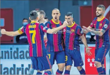 ??  ?? El Barcelona celebra la victoria ante ElPozo en los penaltis ayer, en su partido de cuartos de final.