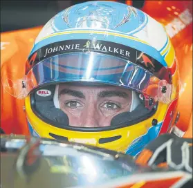  ?? FOTO: AP ?? Fernando Alonso, dentro de su nuevo MCL32 antes de salir a pista en clasificac­ión