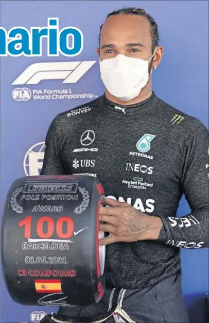  ??  ?? Lewis Hamilton sostiene el trofeo conmemorat­ivo a su centenar de poles en la Fórmula 1.