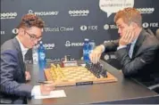  ?? GETTY IMAGES ?? Magnus Carlsen (right) , playing with black pieces, split points with Fabiano Caruana for the fifth game on Thursday.