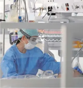  ?? VALERIO MERINO ?? Un paciente recibe cuidados médicos en una UCI en Córdoba