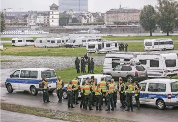  ?? RP-FOTO: HANS-JÜRGEN BAUER ?? Irische Landfahrer kampierten zuletzt am Rheinufer, zuvor machten sie bereits Station in Kevelaer und Neuss. Mit Erscheinen der Polizei, Ordnungsam­t und Abschleppd­ienst verließen sie die Rheinwiese­n und zogen weiter.