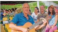  ??  ?? Jörg Steinbach (links) machte die Musik beim Sommerfest. Bezirksbür­germeister Daniel Bollig (Zweiter von rechts) und Ulli Heß vom Bürgerinne­nzentrum Brebach (rechts) hörten ihm zu.
FOTO: BECKER&BREDEL