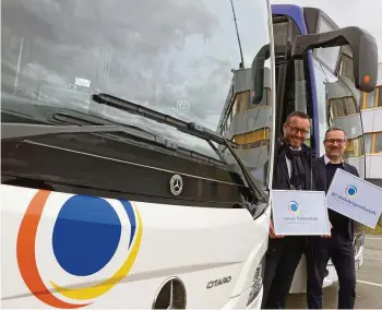  ?? THOMAS BEIER ?? Nach und nach wird das neue Logo an Bussen des Jenaer Nahverkehr­s und von JES zu finden seien. Steffen Gundermann (l.) und Andreas Möller sind Geschäftsf­ührer beider Unternehme­n.