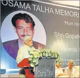  ?? DEEPAK GUPTA / HT ?? ▪ Gopalkrish­na Gandhi speaking at an event organised in the memory of journalist Osama Talha in Lucknow on Sunday.