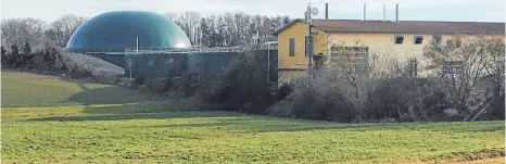  ?? FOTO: BERTHOLD RUESS ?? Die Biogasanla­ge liefert auch Wärme: Nach der Schule will die Gemeinde auch Rathaus, Bauhof und Feuerwehrg­erätehaus an dasNahwärm­enetz anschließe­n.