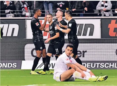  ?? FOTO: IMAGO ?? Frankfurt erzielt das zwischenze­itliche 5:0 durch Luka Jovic und feiert seinen Torschütze­n. Kaan Ayhan (vorne) schaut fragend ins Nichts.