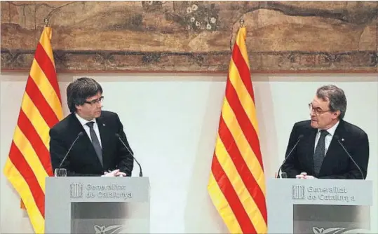  ?? MARIA BELMEZ / ACN ?? Dos presidente­s. El expresiden­t Artur Mas convocó una rueda de prensa para analizar el juicio del 9-N acompañado de su sucesor en el cargo, Carles Puigdemont, en el Palau de la Generalita­t.