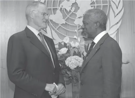  ??  ?? Former Liberal foreign minister Bill Graham chats with Kofi Annan of Ghana, then Secretary-General of the United Nations.