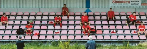  ?? Fotos: Marcus Merk ?? Abstand halten lautet das Gebot vor Trainingsb­eginn beim Bezirkslig­isten TSV Neusäß. Zunächst erläutert Günther Hausmann die neuen Regeln des „Corona-Maßnahmenp­lans“.