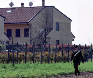  ?? (foto Bergamasch­i) ?? La villetta I carabinier­i cercano tracce nei campi a ridosso dell’abitazione della famiglia di Enrico Boggian A poca distanza è stato ritrovato il fucile impugnato dal figlio