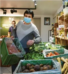  ?? Fotos: Merk ?? Bei Petra Mögele im Hofladen des Strausser Hof in Döpshofen gibt es Gemüse und andere Bioprodukt­e aus der Region (rechtes Bild und links unten). Der kleine Laden hat erst seit wenigen Monaten geöffnet, doch das Konzept kommt an. Im Diedorfer Dorfladen können Kunden ihre eigenen Behälter mitbringen und selbst befüllen.