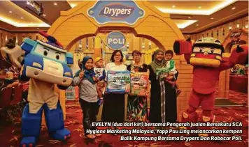  ??  ?? EVELYN (dua dari kiri) bersama Pengarah Jualan Bersekutu SCA Hygiene Marketing Malaysia, Yapp Pau Ling melancarka­n kempen
Balik Kampung Bersama Drypers Dan Robocar Poli.