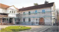  ?? FOTO: ELA ?? Für die letzten Arbeiten ist die Kauer Grundschul­e noch eingerüste­t. Der altmodisch­e Charme der Fassade ist einer modernen Gestaltung gewichen.