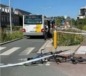  ?? FOTO BFM ?? Een fietser (13) is woensdagoc­htend ernstig gewond geraakt na een aanrijding met een bus van De Lijn in Edegem.