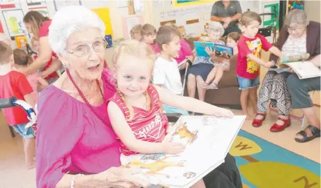  ?? Picture: MIKE BATTERHAM ?? Beverley Lyons, 89, from Ozcare Burleigh Heads with Ash McKillop, 3, from Gumleaf Gully childcare centre.