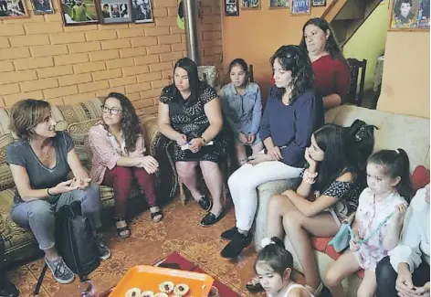  ??  ?? La ministra de Educación recorrió 10 regiones del país para reunirse con apoderados cuyos hijos no ingresaron a los colegios de sus primeras preferenci­as.