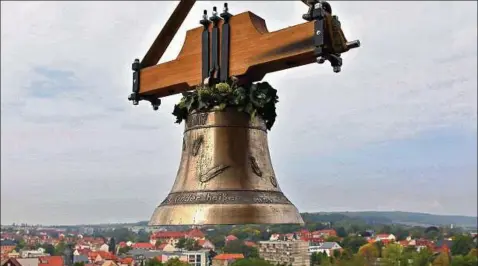  ??  ?? Die kleinste der vier Glocken schwebt über der Stadt. „Selig sind die Friedferti­gen; denn sie werden Gottes Kinder heißen“, lautet die Aufschrift.sie wurde von Susann Hildebrand­t verziert und soll zu Taufen erklingen. Die Glocke wiegt  Kilogramm und...