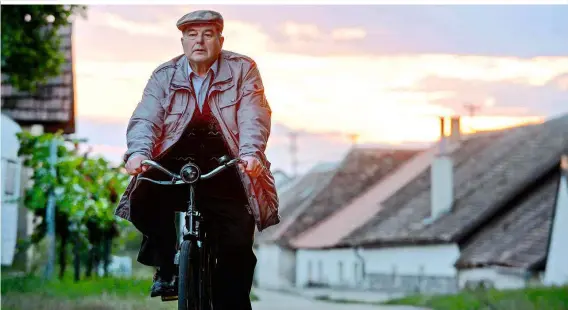  ??  ?? Erwin Steinhauer in der Rolle des Simon Polt: Alfred Komarek hat mit der Figur des Gendarmen das Bild des Weinvierte­ls geprägt