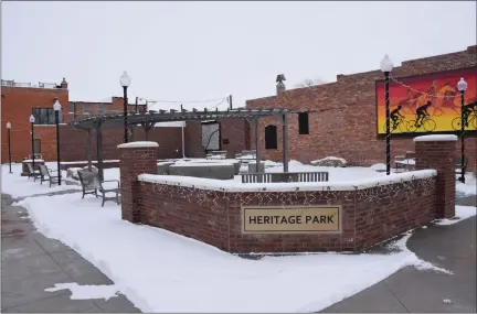  ?? SARA WAITE — JOURNAL-ADVOCATE ?? A layer of snow coats Heritage Park in downtown Sterling Tuesday, Nov. 29, 2022.