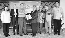  ??  ?? Radin presents certificat­es to Moyog Community Developmen­t Leader Datuk Nicholas William Sampil who represente­d the Moyog participan­ts.