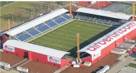  ??  ?? Die Air Berlin World, im Volksmund nur „Lena-Arena“genannt, in der Luftansich­t.