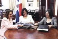  ?? CORTESÍA DE LA VICEPRESID­ENCIA ?? Firma. La representa­nte del Unicef en el país, Rosa Elcarte, la vicepresid­enta de la República, Margarita Cedeño y la directora de Prosoli Altagracia Suriel.