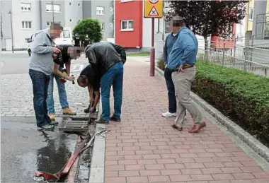  ?? Foto: Steve Remesch/lw-archiv ?? Spurensuch­e in Wurfdistan­z: Drei Tage nach dem mutmaßlich­en Doppelmord suchen Kriminalpo­lizisten und Polizeisch­üler nach einem möglichen Giftbehält­er.