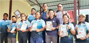  ?? ?? Sabah Tourism Board Chairman Datuk Joniston Bangkuai (middle), STB Chief Executive Officer Julinus Jimit (sixth from left) and Kiulu Tourism Associatio­n President Mejin Manginggow (eighth from left) posed for the camera after the handing over of the screen panel and appreciati­on programme in Kiulu on Monday.