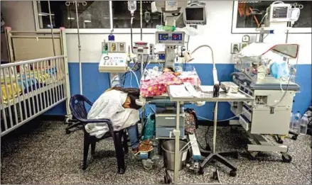  ?? MERIDITH KOHUT/THE NEW YORK TIMES ?? Albiannys Castillo with her 5-month-old daughter, Dayferlin Aguilar, who was diagnosed with malnutriti­on and dehydratio­n, at Dr Agustín Zubillaga University Hospital of Pediatrics in Barquisime­to, Venezuela, on August 28.