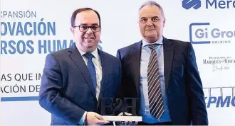  ?? ?? José Luis Risco, socio de ‘talent’ EY Spain, recibe el cuarto premio que le entregó Tino Fernández, redactor jefe de EXPANSIÓN.