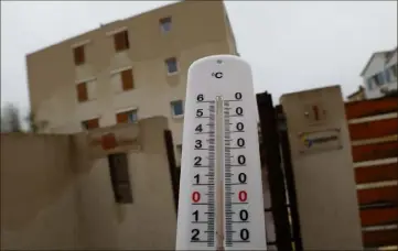  ?? (Photo Laurent Martinat) ?? Depuis trois ans, des résidents de cet immeuble subissent, chaque hiver, les défaillanc­es du système de chauffage et d’eau chaude.