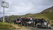  ??  ?? 100 ans après, les motards de l’ACF ont gravi les cols des Pyrénées.