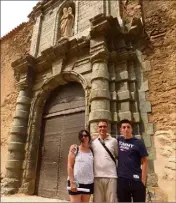  ??  ?? Isabelle, Eric et Elouan devant l’ancien et monumental porche d’entrée en serpentine.