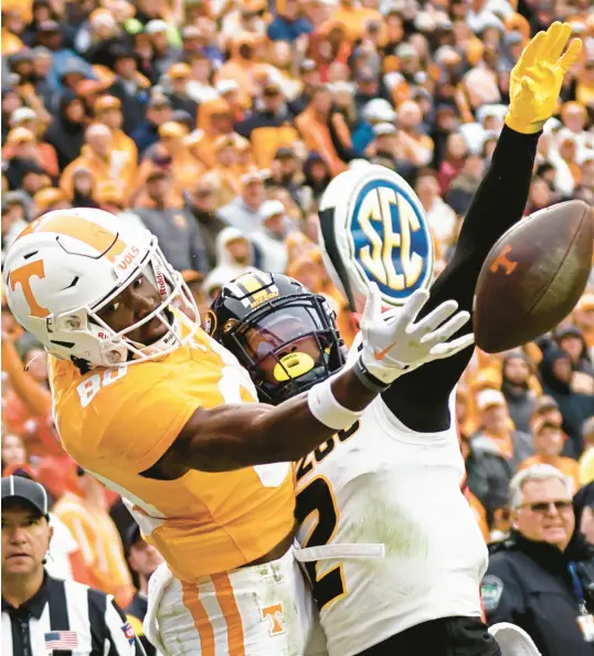  ?? WADE PAYNE/AP ?? Tennessee wide receiver Ramel Keyton, left, tries to make a catch as he’s defended by Missouri defensive back Ennis Rakestraw Jr. during Saturday’s game in in Knoxville, Tenn. Rakestraw Jr. was called for pass interferen­ce on the play.