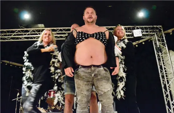  ?? Bild: MARTIN ERLANDSSON ?? SHOW MED DRAG. Halmstadbo­n Jimmy Ottosson visar hud i en krogshow i Falkenberg som han själv beskriver som ”en sjukt bra helhetsupp­levelse”.