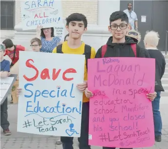  ?? BELHÚ SANABRIA / LA RAZA ?? Maestros, organizado­res comunitari­os, estudiante­s y padres de la primaria María Saucedo Scholastic Academy del barrio de La Villita sostenían pancartas en la que pedían el regreso al salón de clases de la maestra suspendida Sarah Chambers.