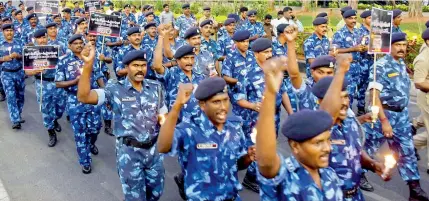  ?? DC ?? Hyderabad and Ranga Reddy district CRPF and RAF personnel take part in a candleligh­t march on Necklace Road on Friday in support of their colleagues killed in a terror attack in Pulwama, Jammu and Kashmir, on Thursday. —